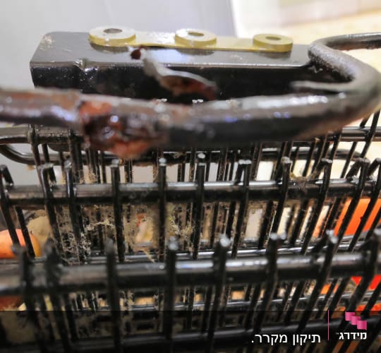 סליל קירור מלוכלך עם אבק וחלודה